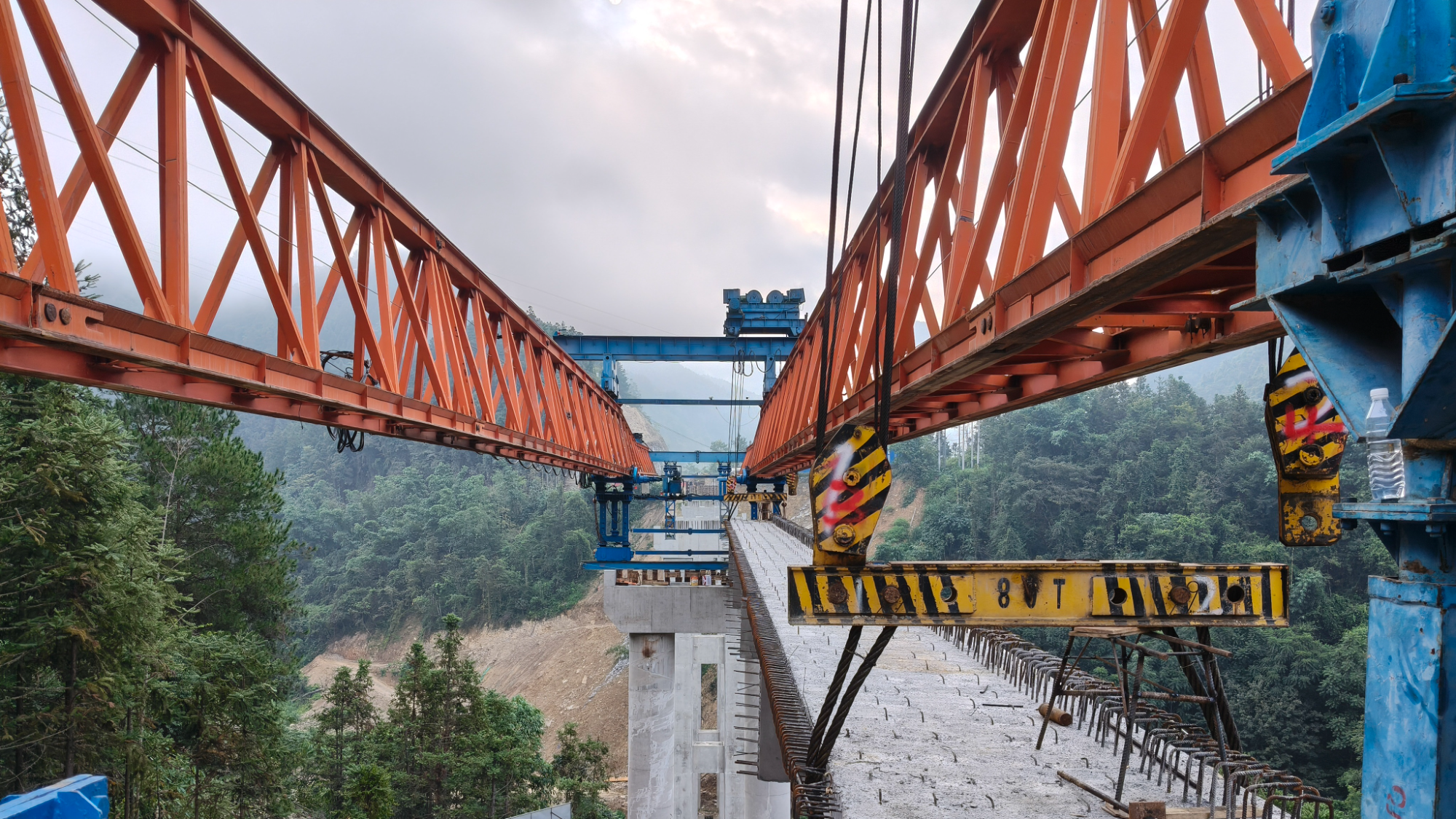 三都2标：打鱼大桥首片T梁架设成功