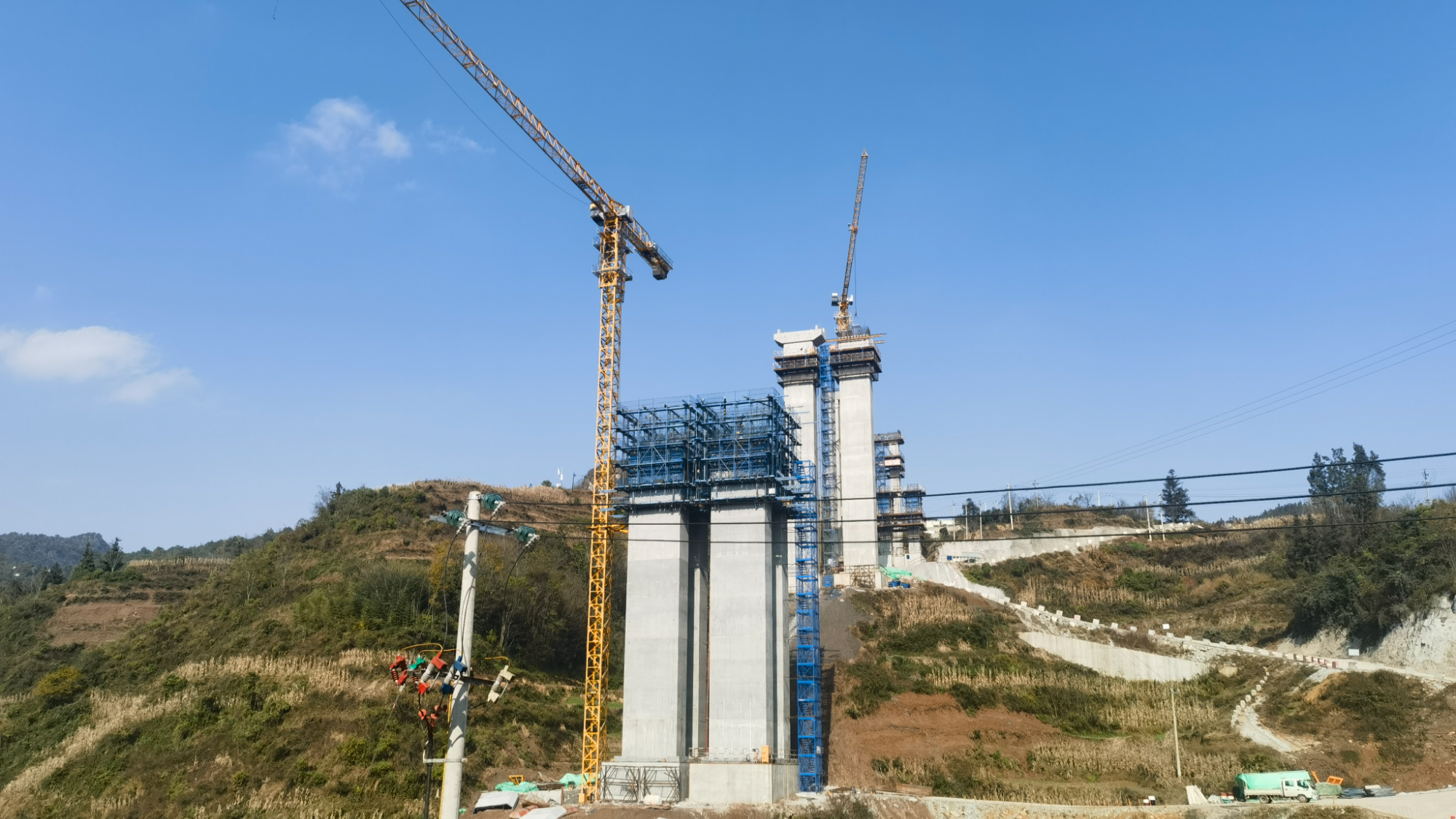 G246刘赵项目风洞河大桥右幅9号墩墩柱顺利封顶