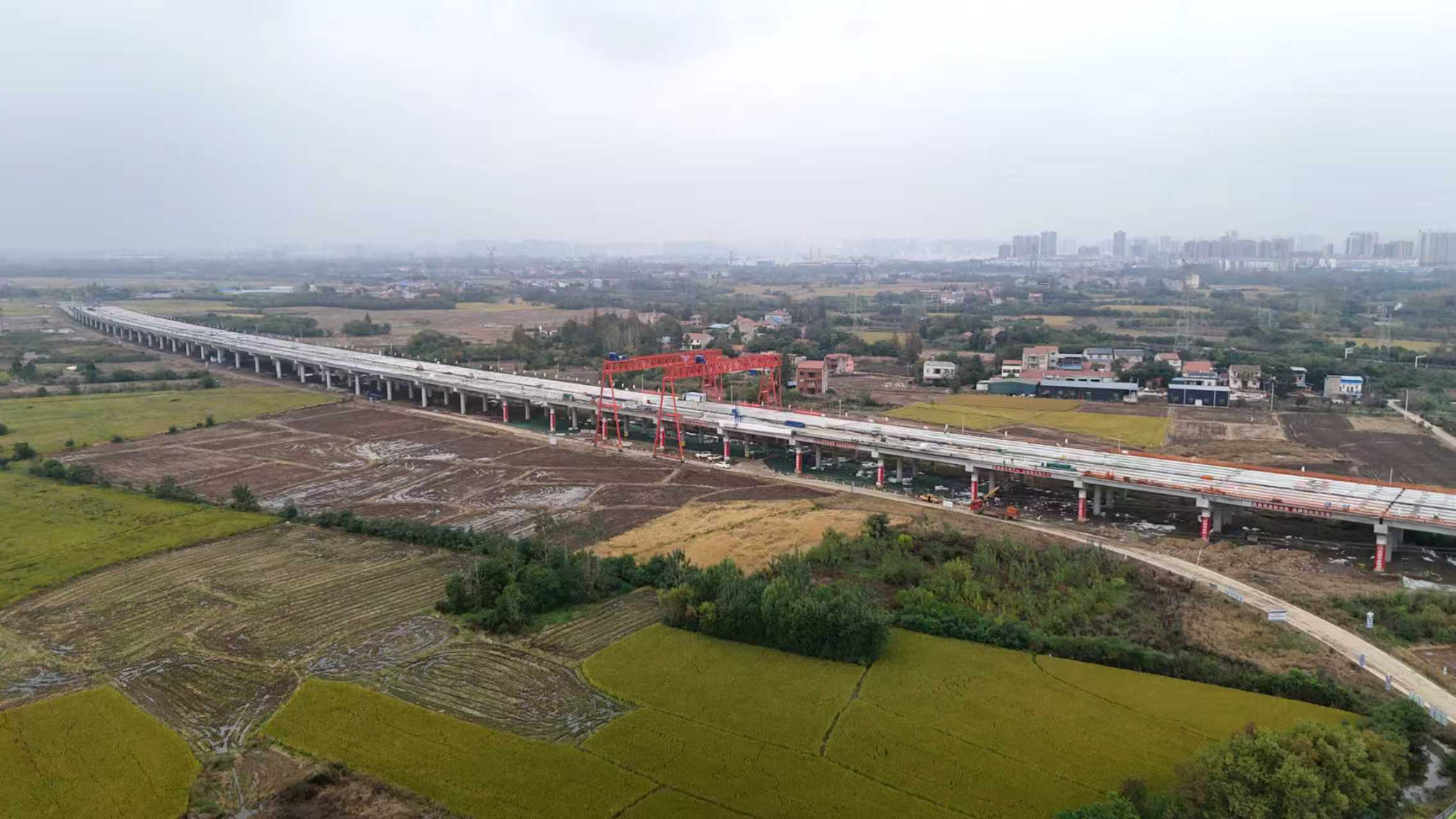 第九分公司：湖北硚孝西2标梁郭路特大桥完成箱梁架设